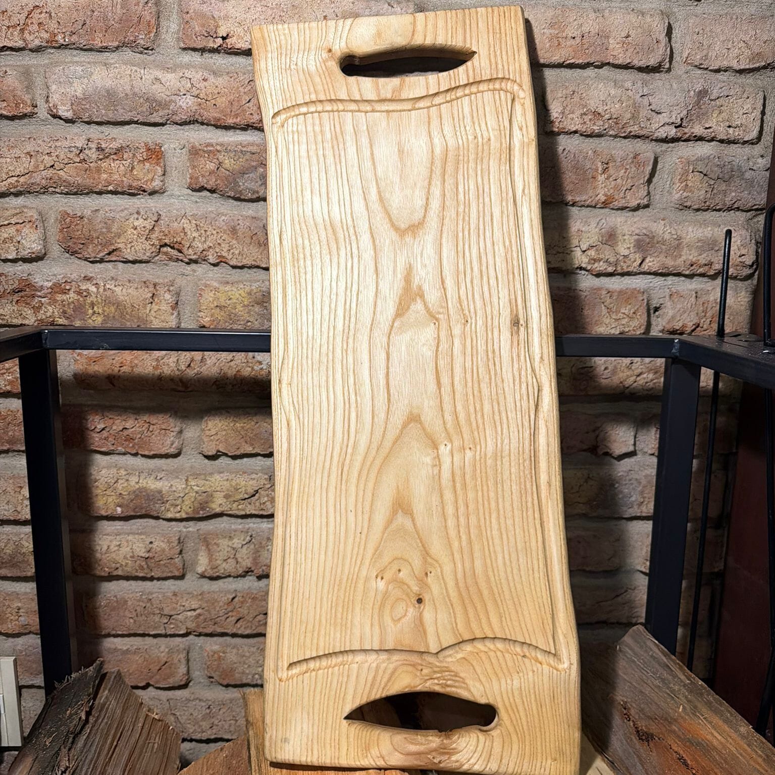 Tabla artesanal de acacia negra con canaleta