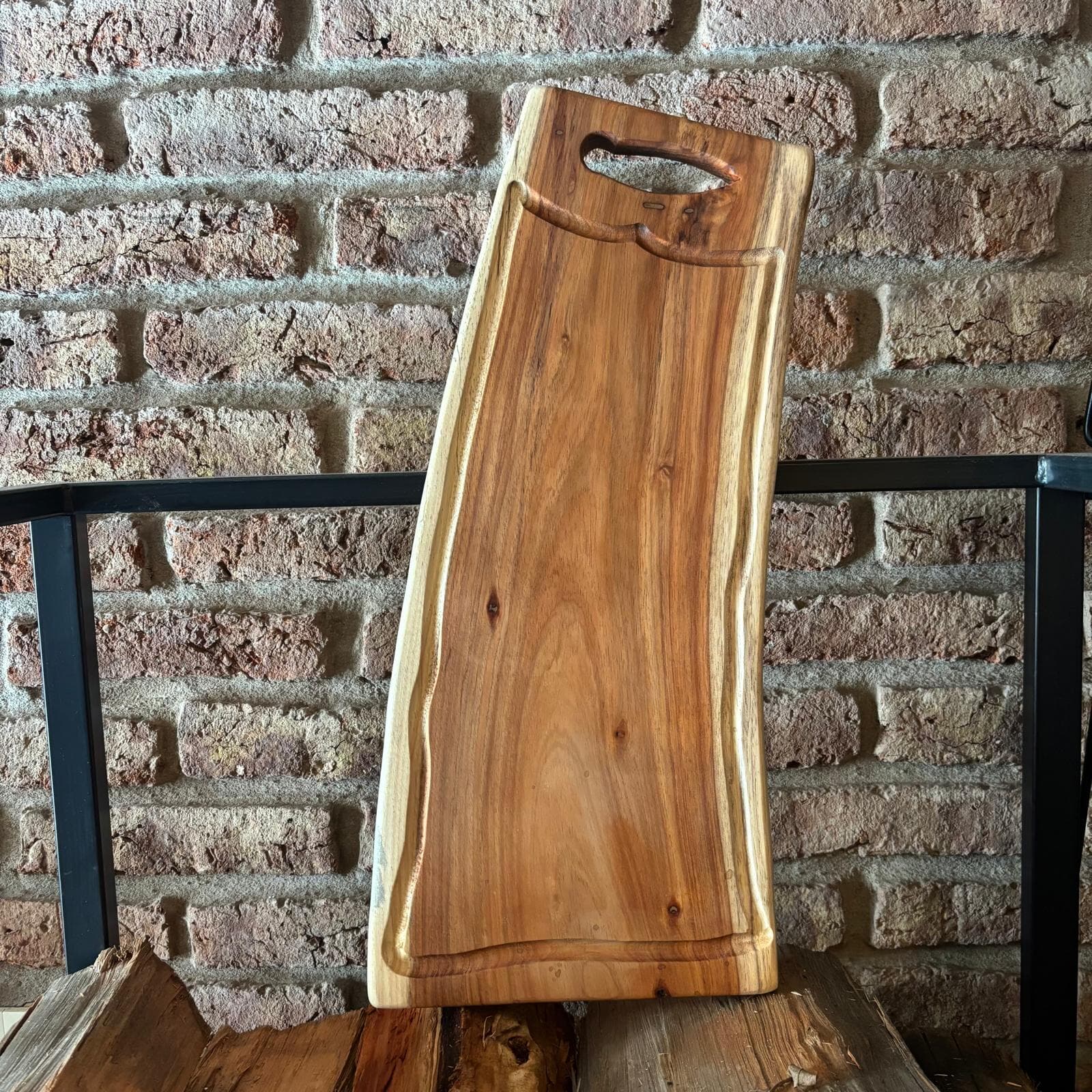 Tabla artesanal de acacia negra