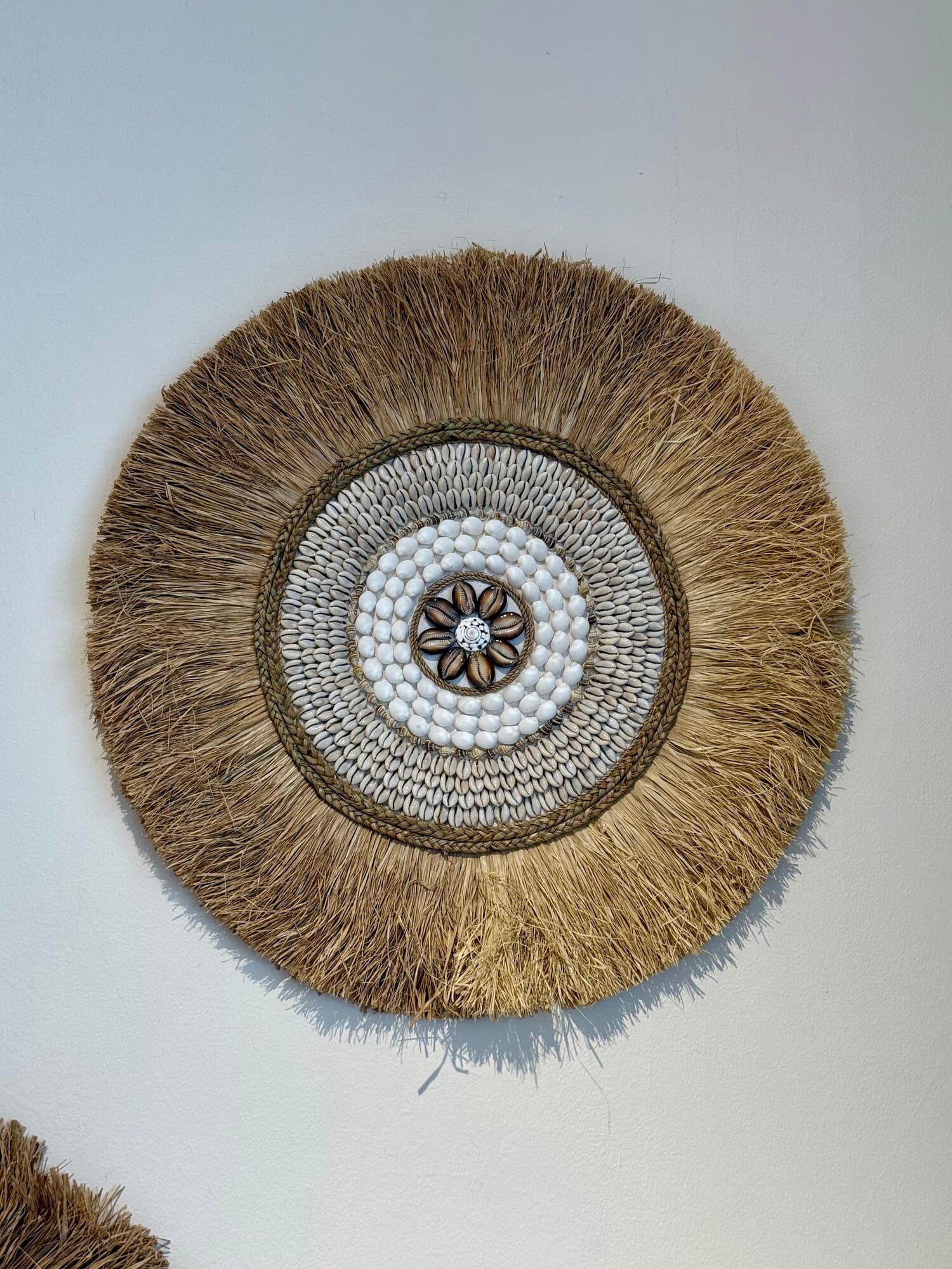 Deco de pared con fibra y caracoles flor