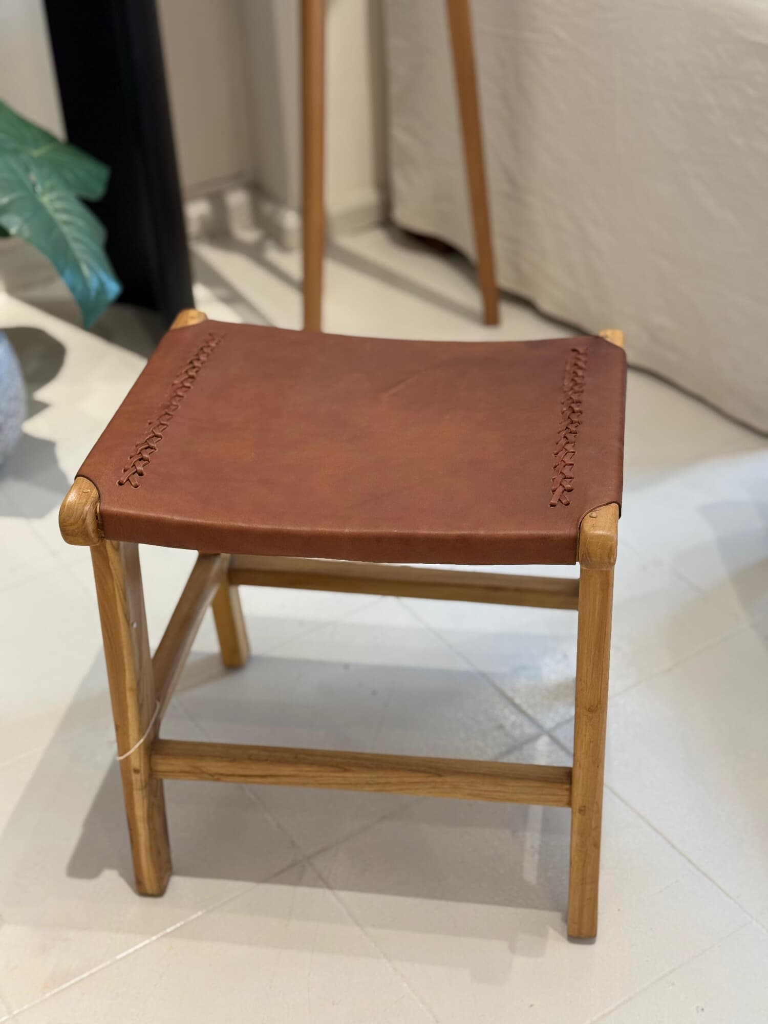 Banco de cuero y madera