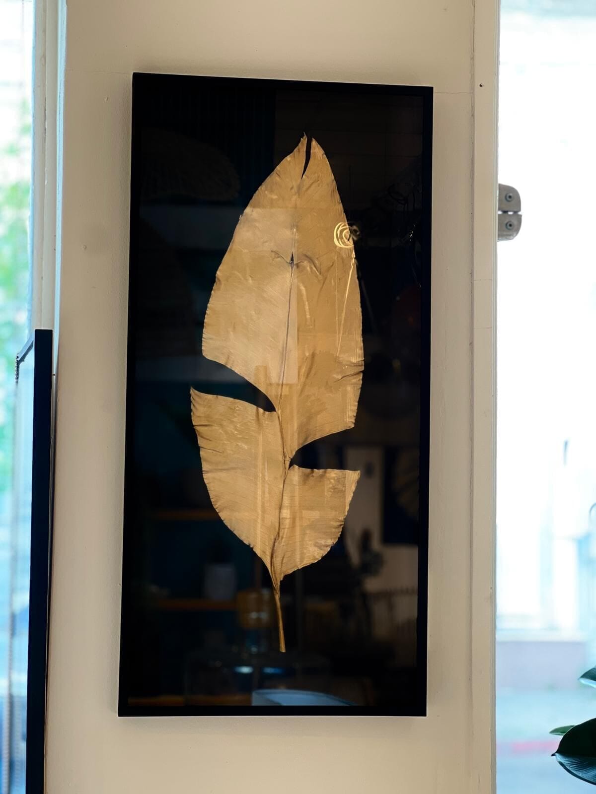 Cuadro negro hoja dorada