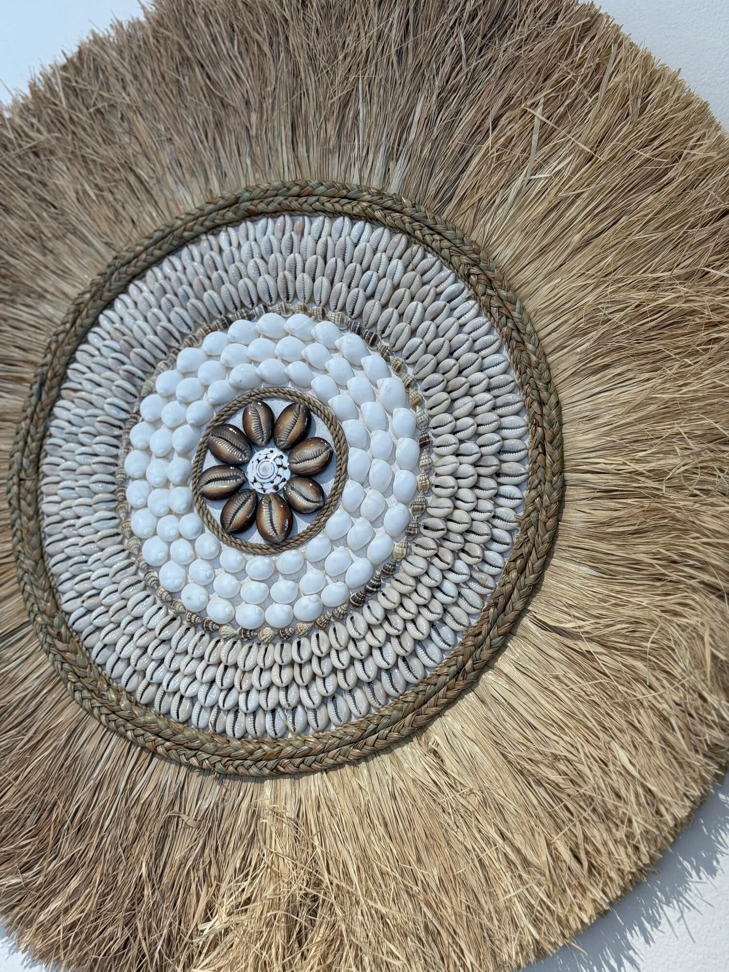Deco de pared con fibra y caracoles flor