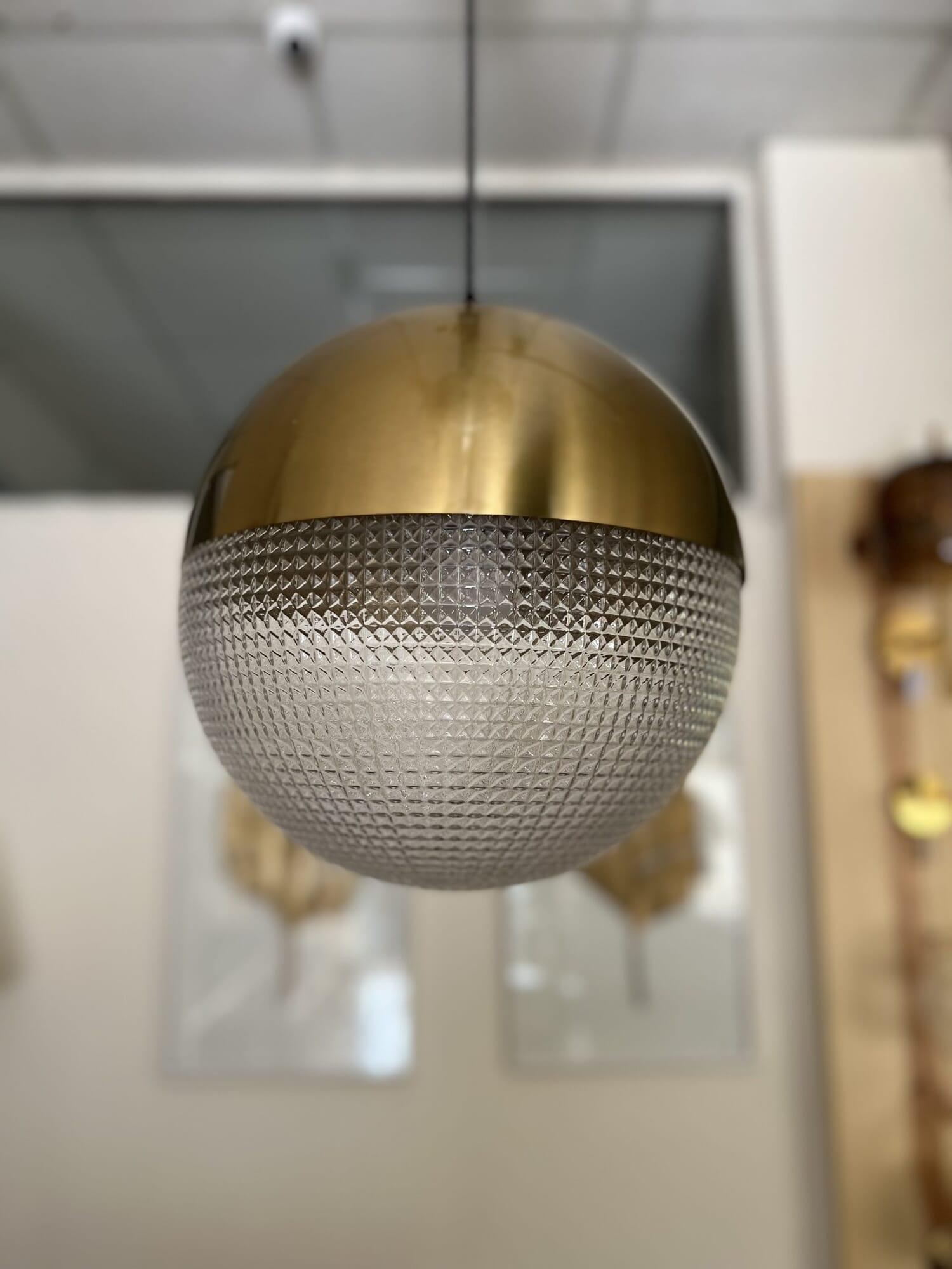 Luminaria colgante globo blanco y dorado gde