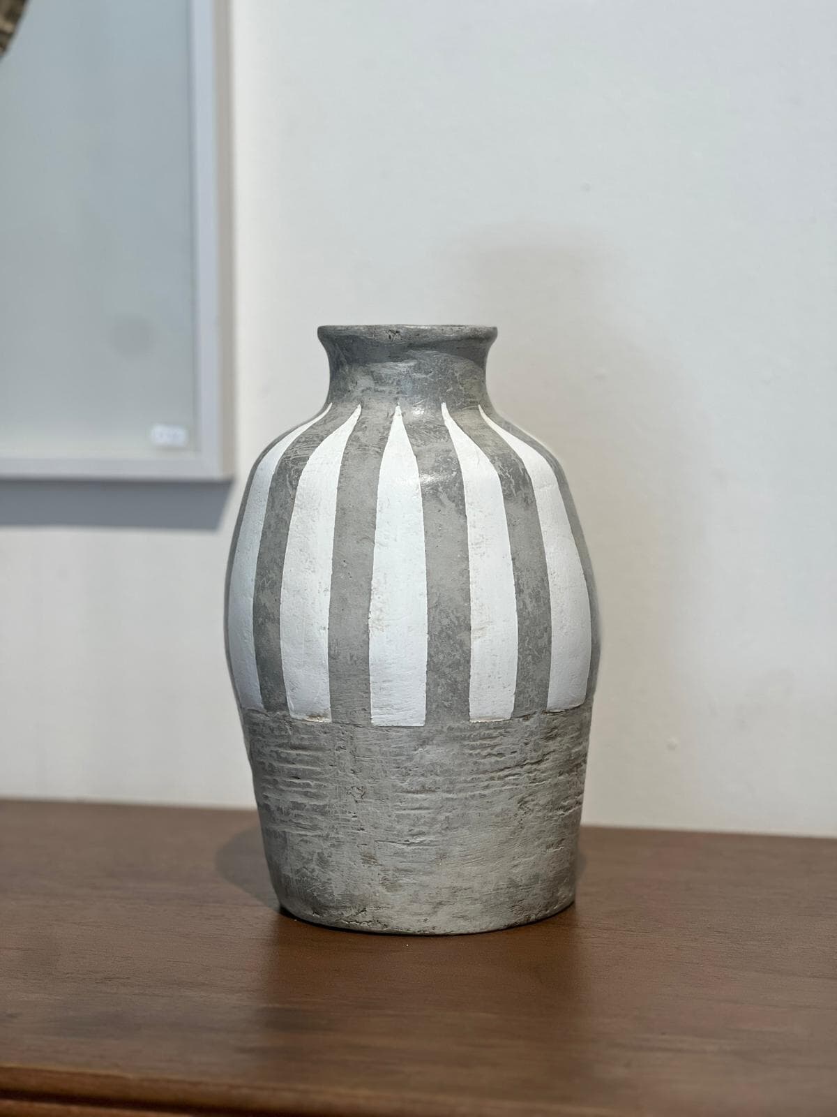 Botella mitad rayas gris