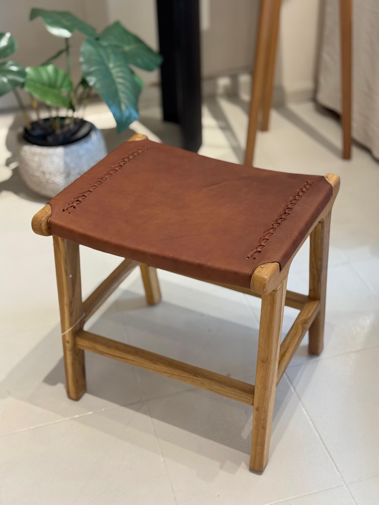 Banco de cuero y madera