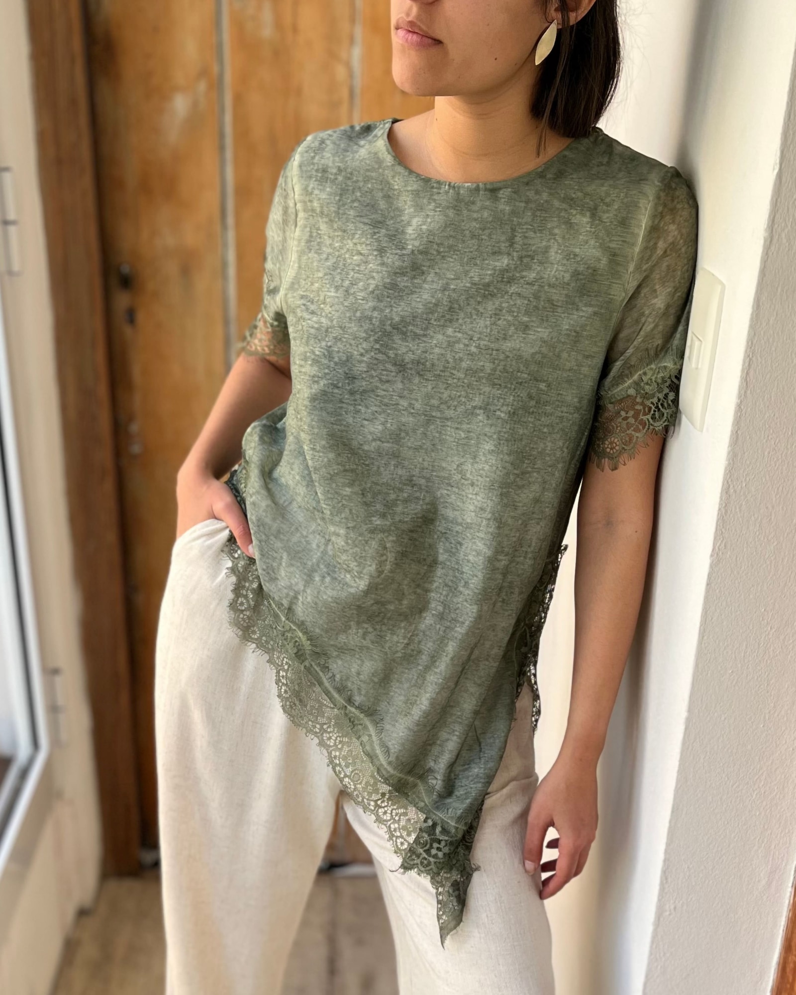 Blusa Irregular Con Encaje