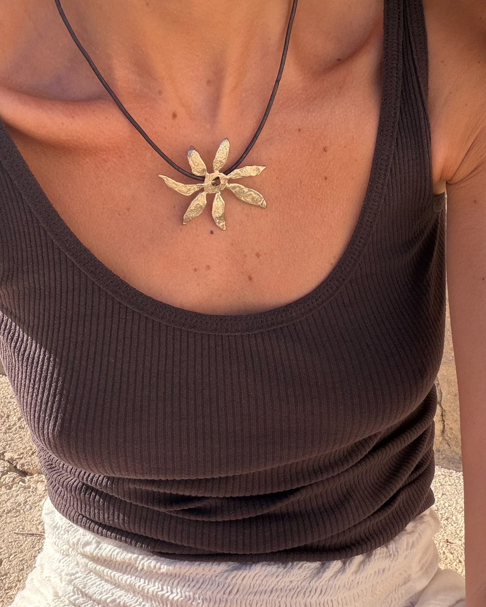 COLLAR CUERO FLORA