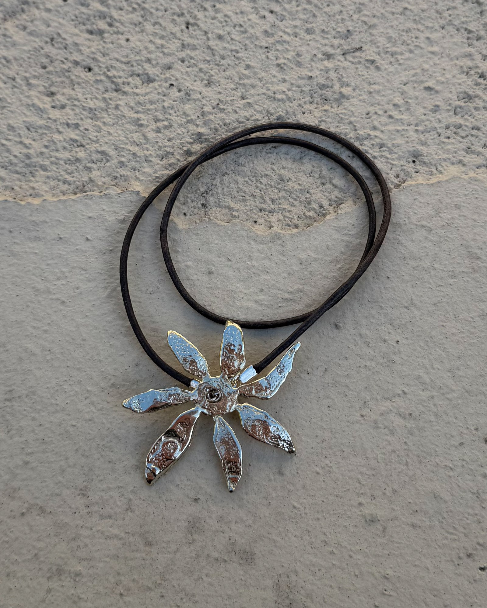 COLLAR CUERO FLORA