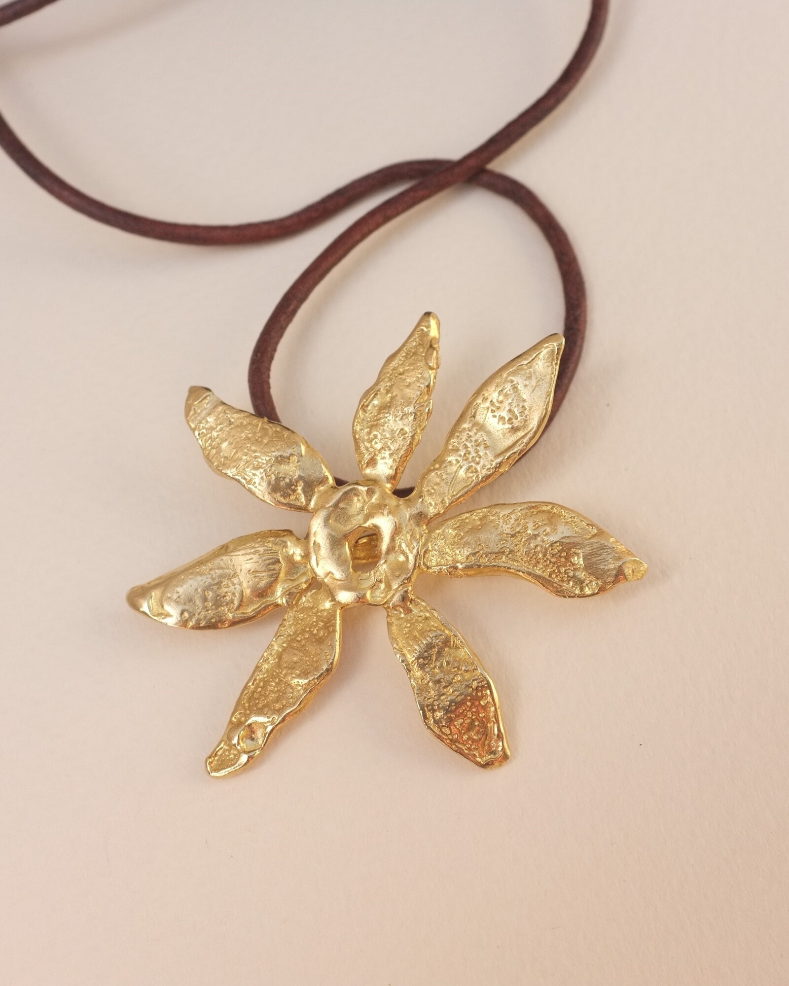 COLLAR CUERO FLORA
