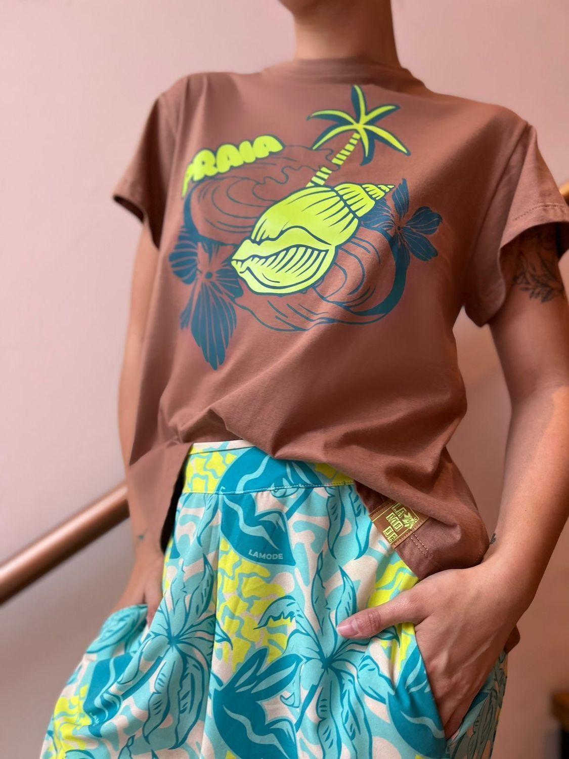 REMERA CARACOL TOSTADO