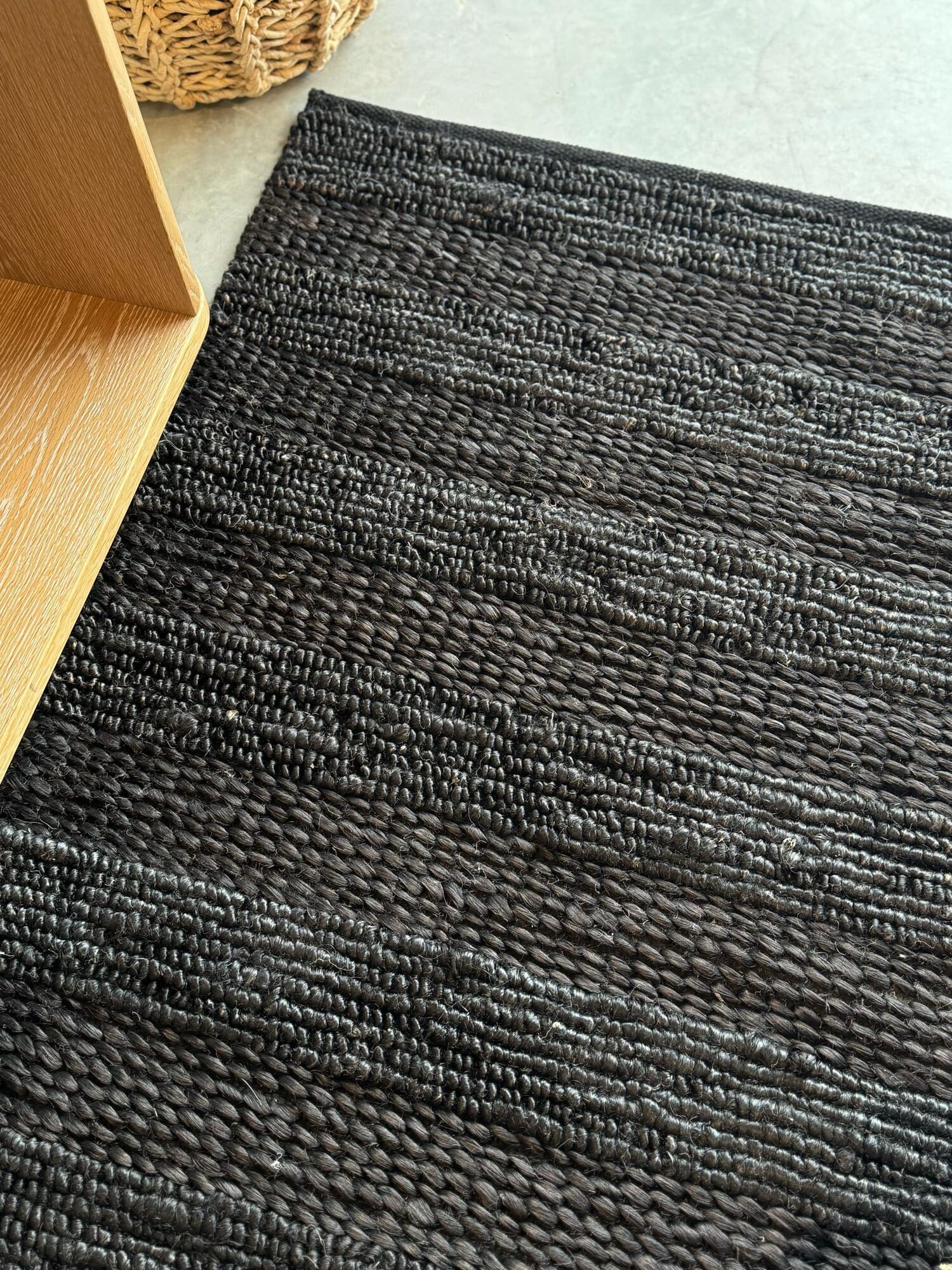 ALFOMBRA ESPIGA YUTE NEGRO