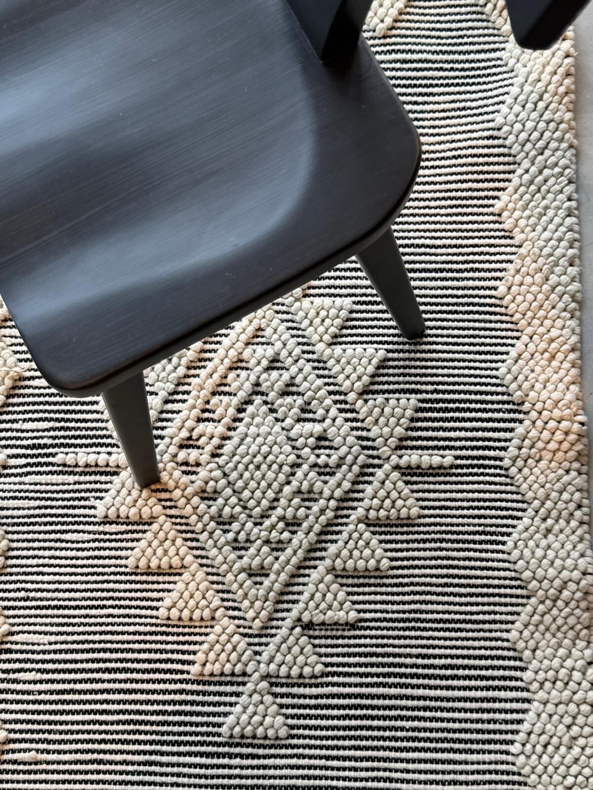 ALFOMBRA LANA BORDADA ROMBO CENTRAL NATURAL NEGRO