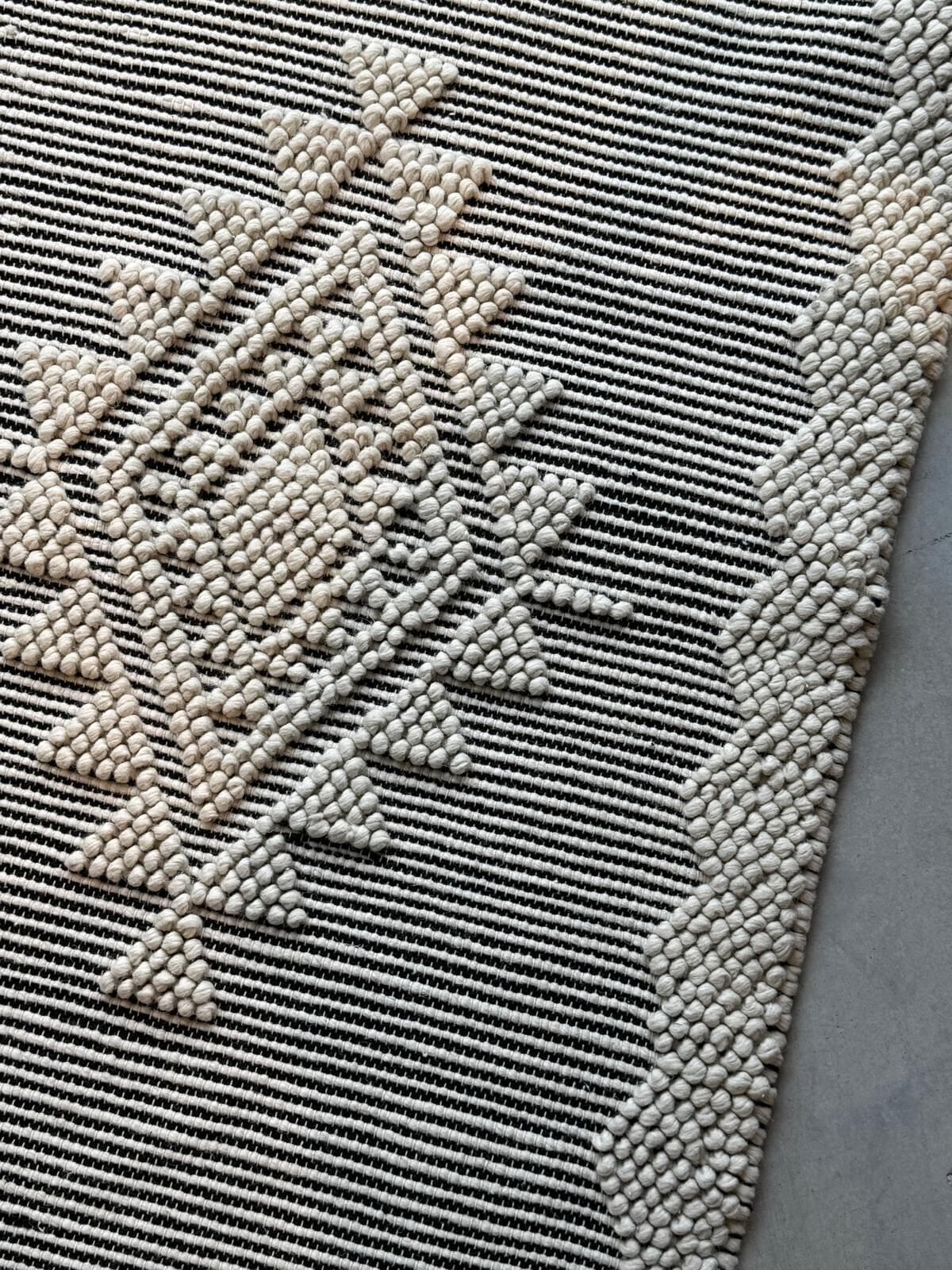 ALFOMBRA LANA BORDADA ROMBO CENTRAL NATURAL NEGRO