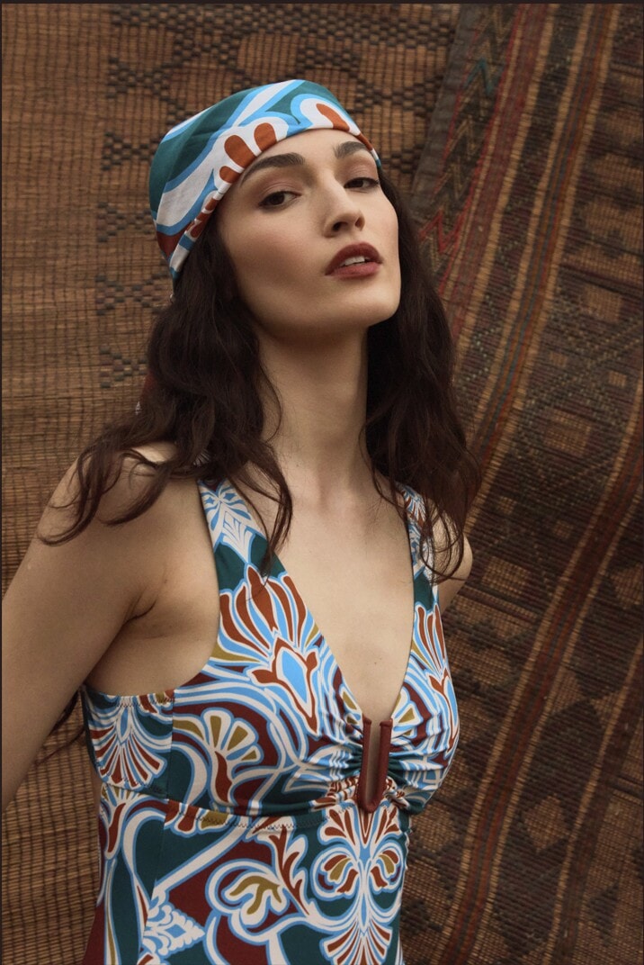 TRAJE DE BAÑO ENTERO AMIRA ESCOTE V CON ACCESORIO ESTAMPADO