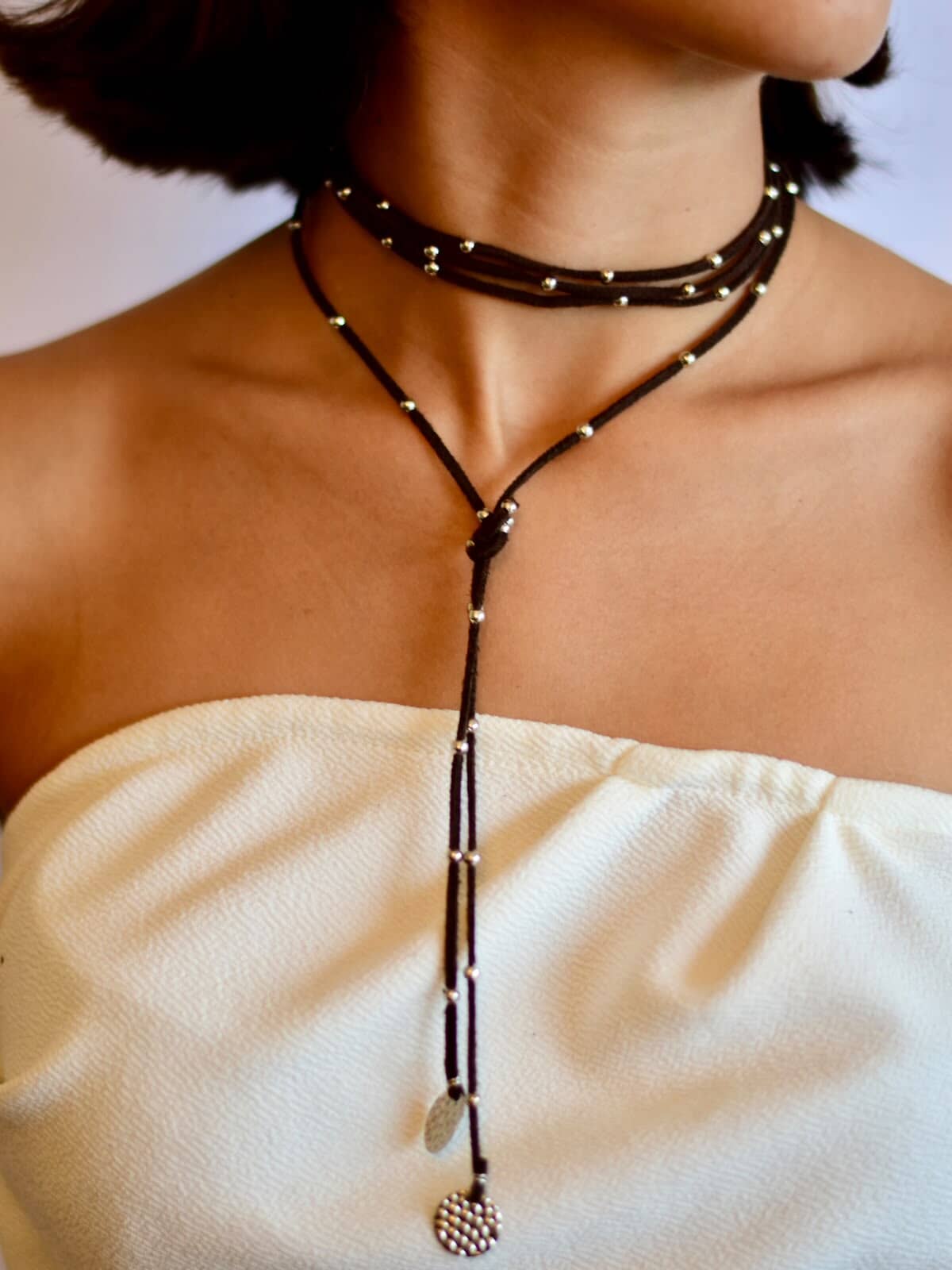 Collar Corbatin pelotitas plateado