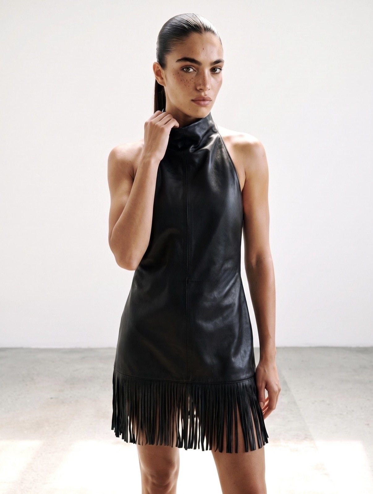 Vestido ROMA, cuello caido con terminacion en flecos