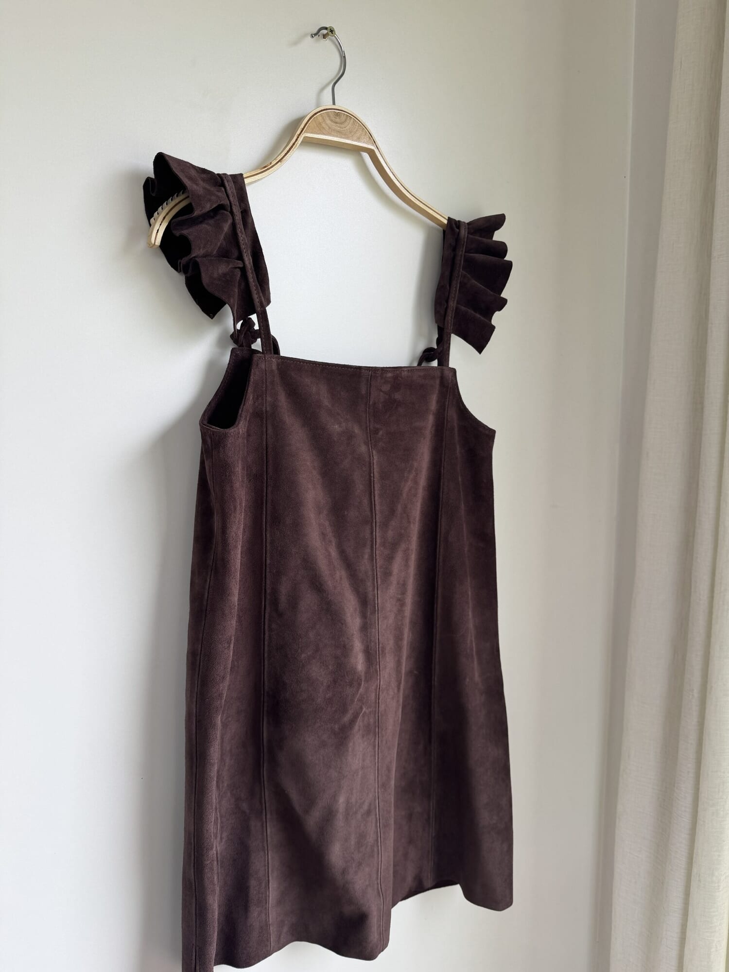 Vestido SUTIL, con breteles con vuelos