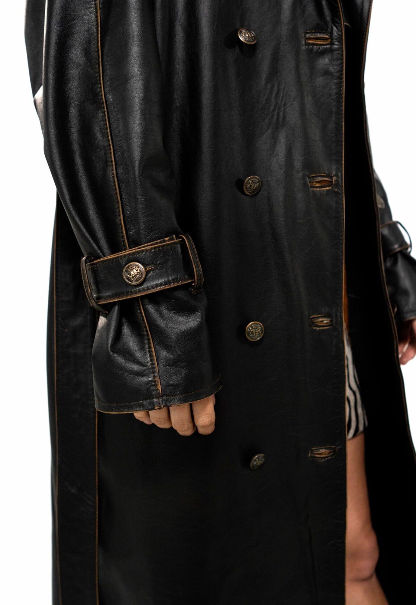 Trench en cuero envejecido con costuras gastadas