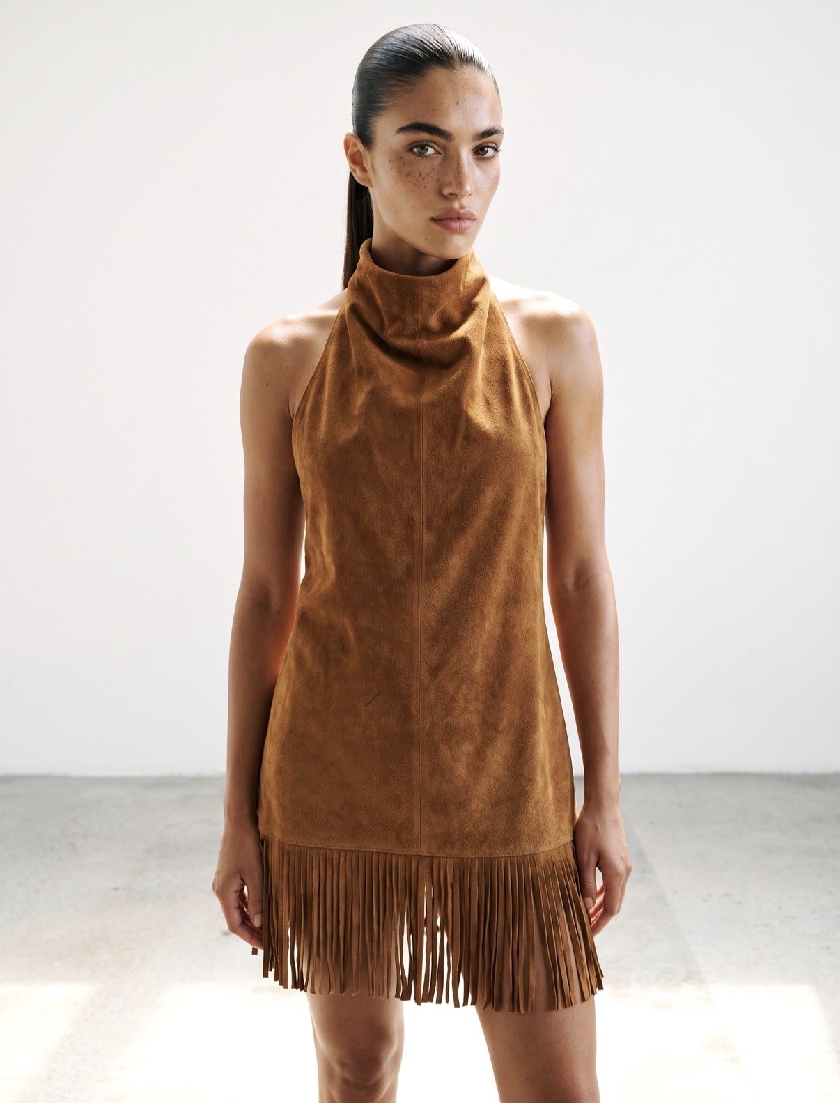 Vestido ROMA, cuello caido con terminacion en flecos
