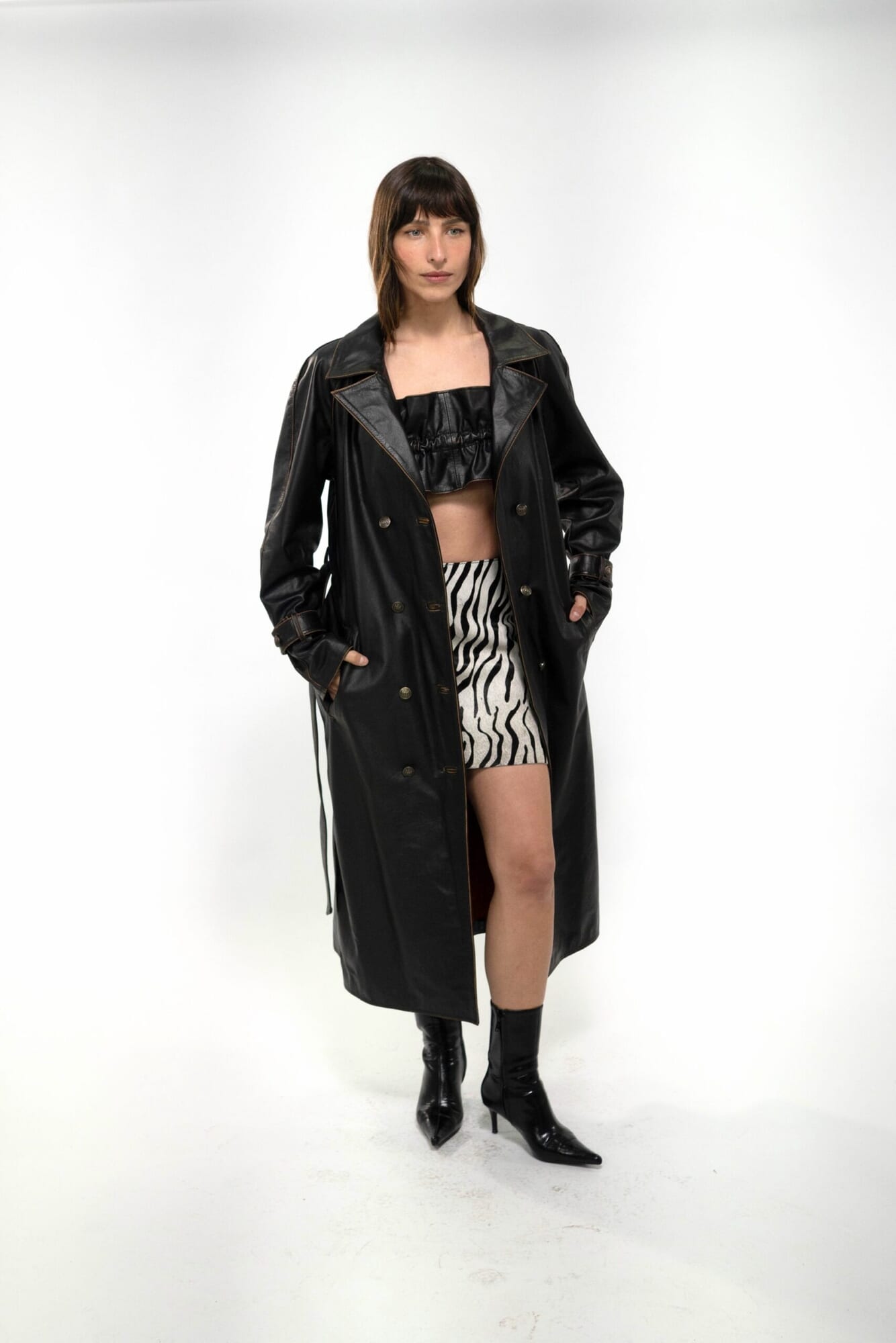 Trench en cuero envejecido con costuras gastadas