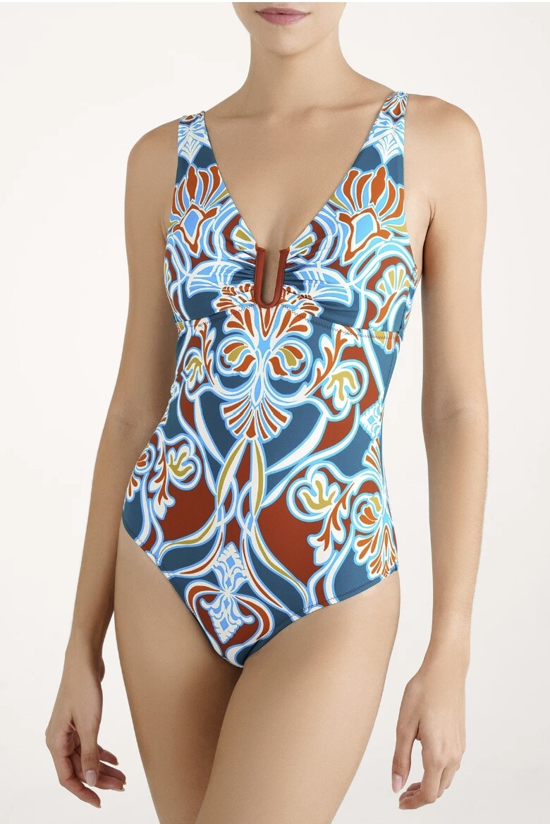 TRAJE DE BAÑO ENTERO AMIRA ESCOTE V CON ACCESORIO ESTAMPADO