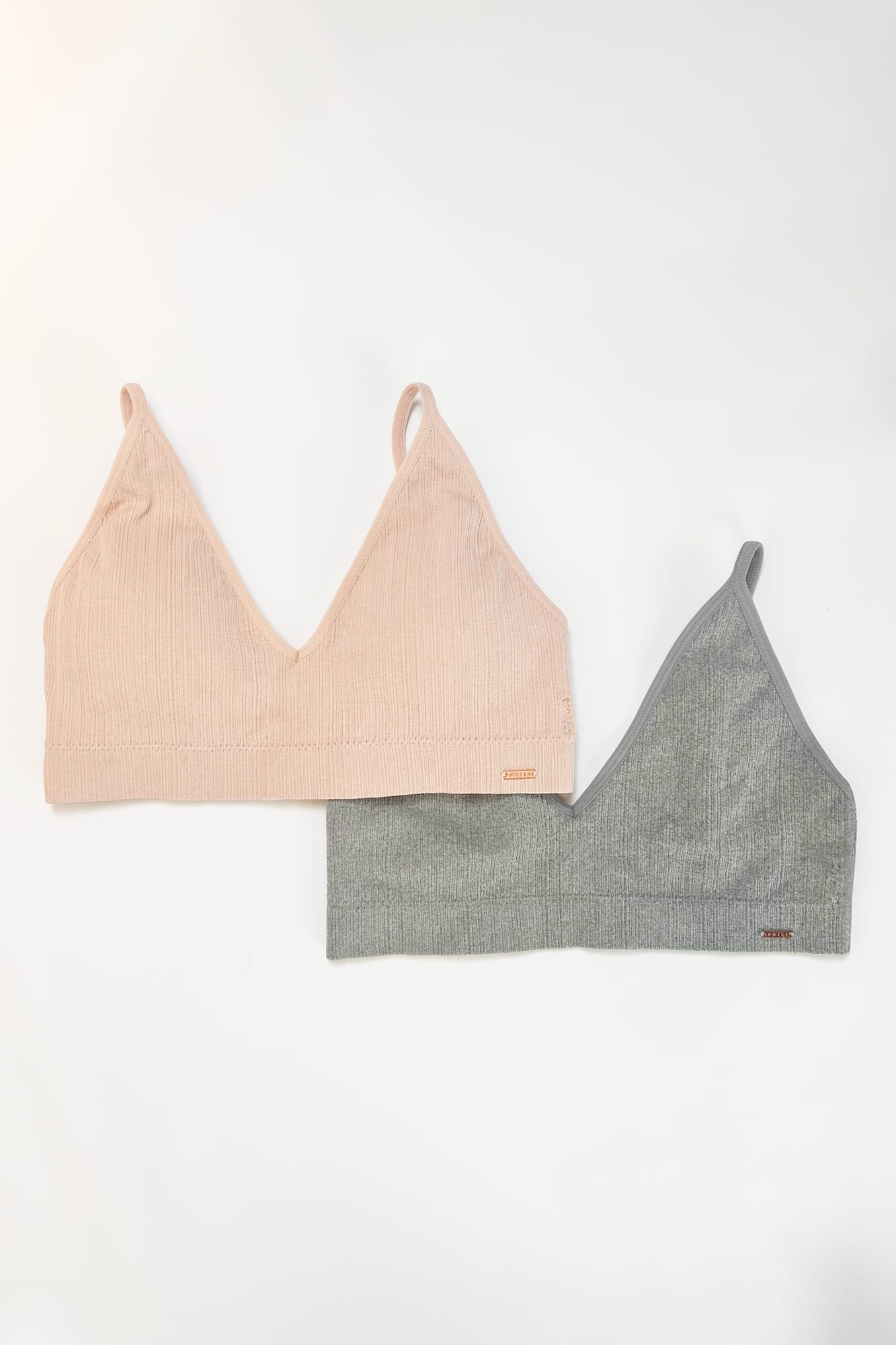 Kit de 2 soutienes top sin aro con copa removible, breteles ajustables.