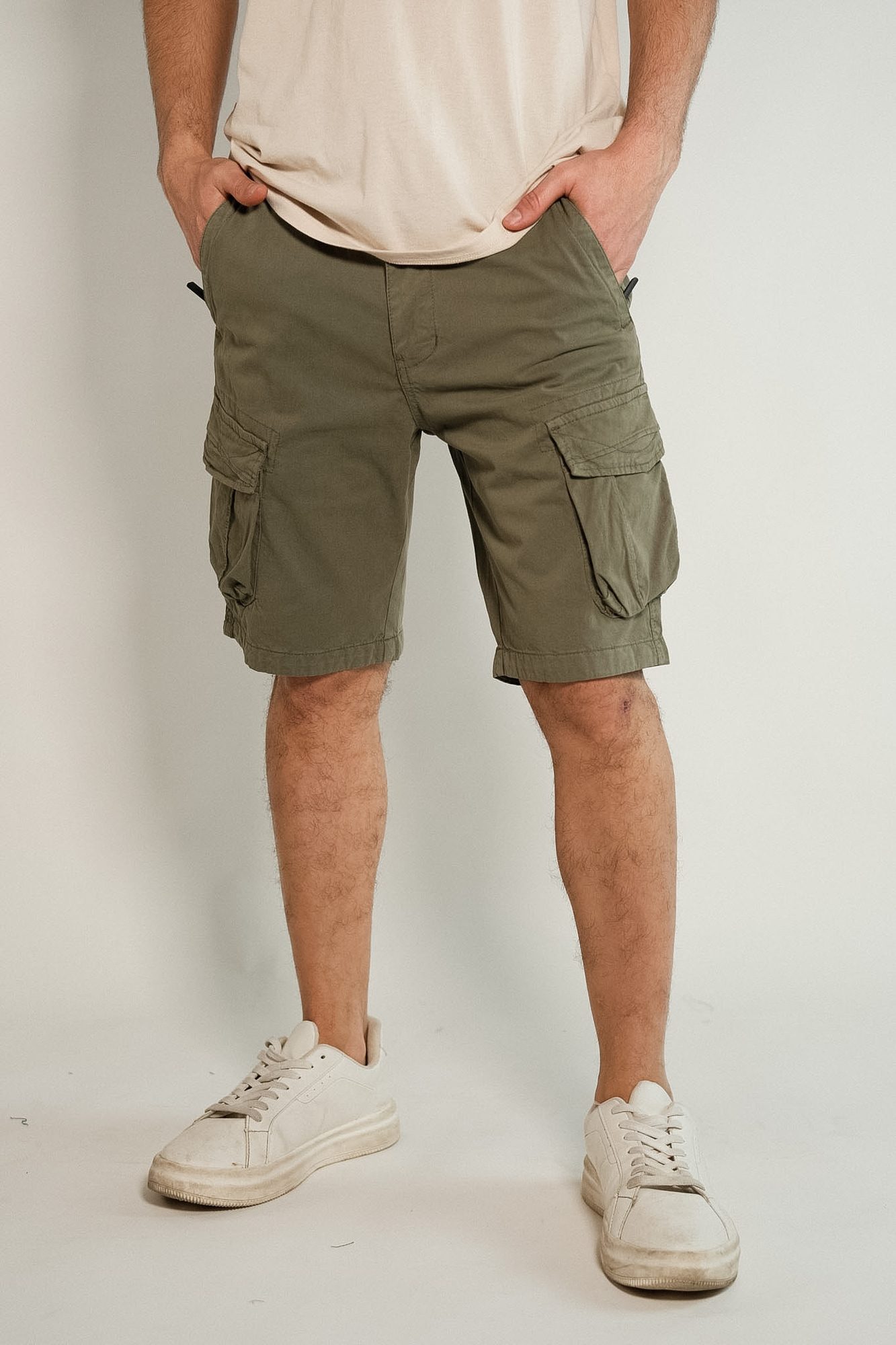 Bermuda cargo de gabardina c/lycra y cordón ajustable Colmar