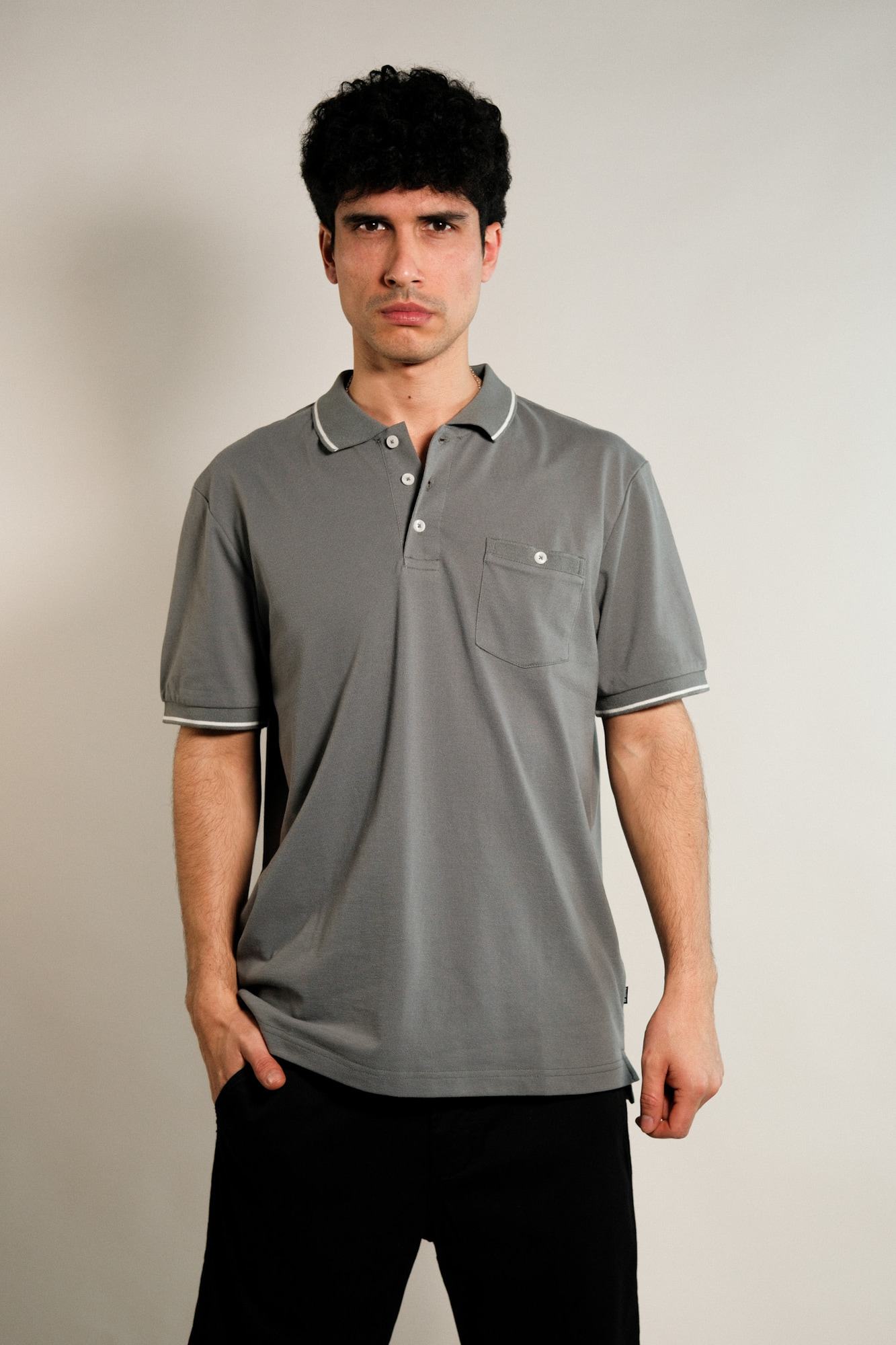 Polo con cuello y puños combinados y bolsillo Robledo 