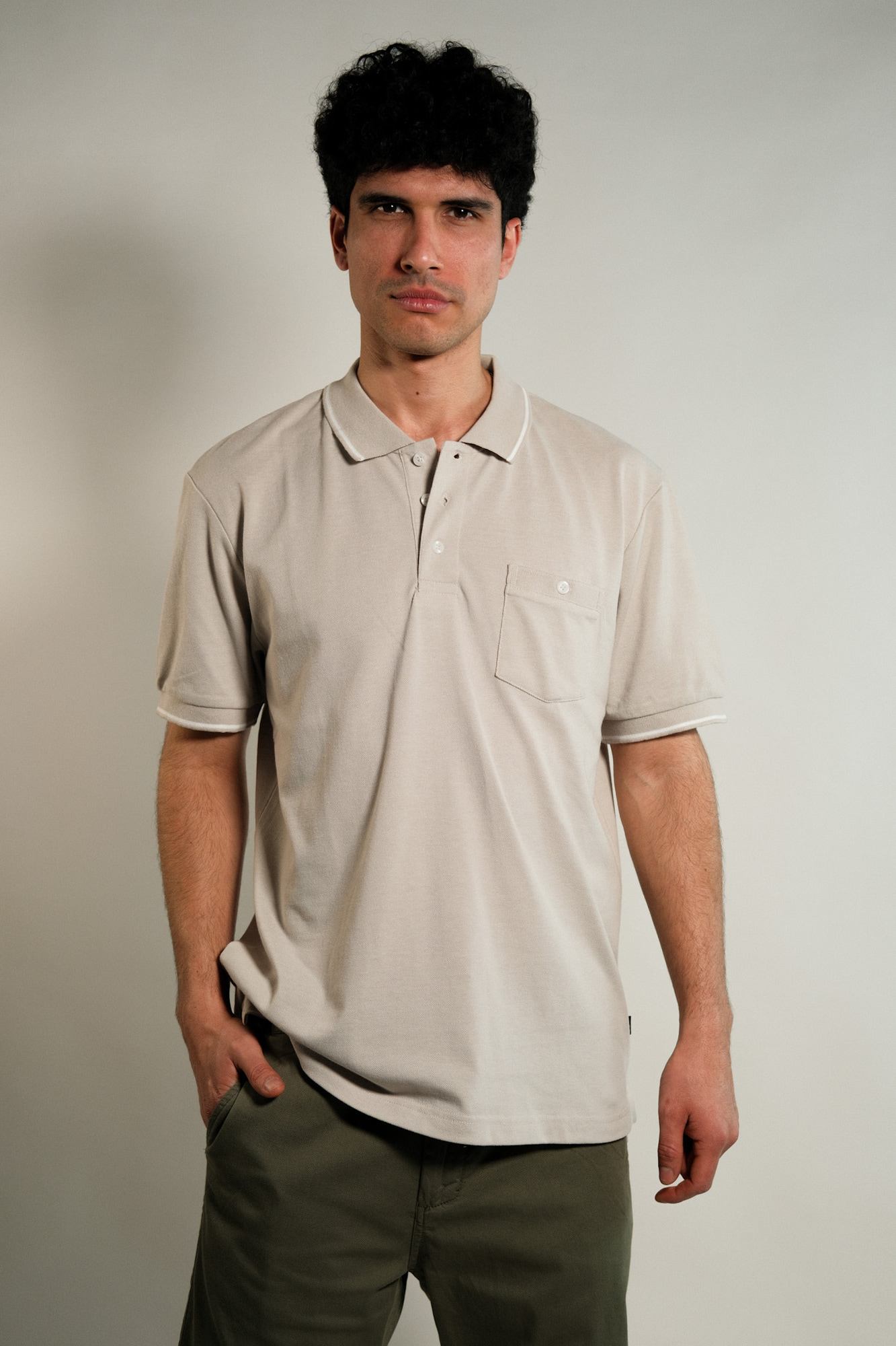Polo con cuello y puños combinados y bolsillo Robledo 