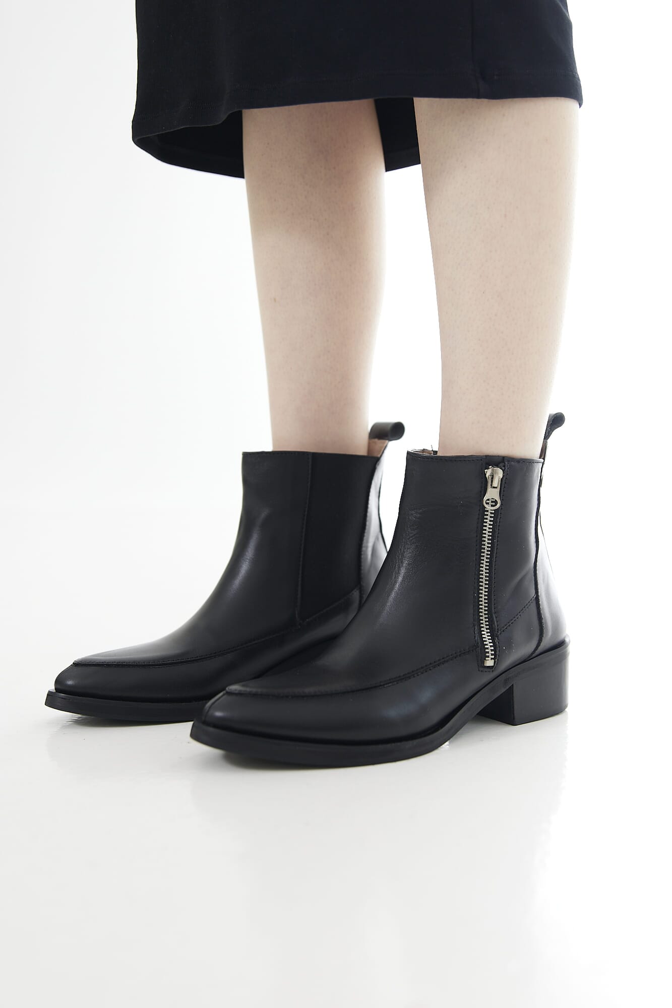 BOTA CORTA CON ELASTICO Y CIERRE 89663101