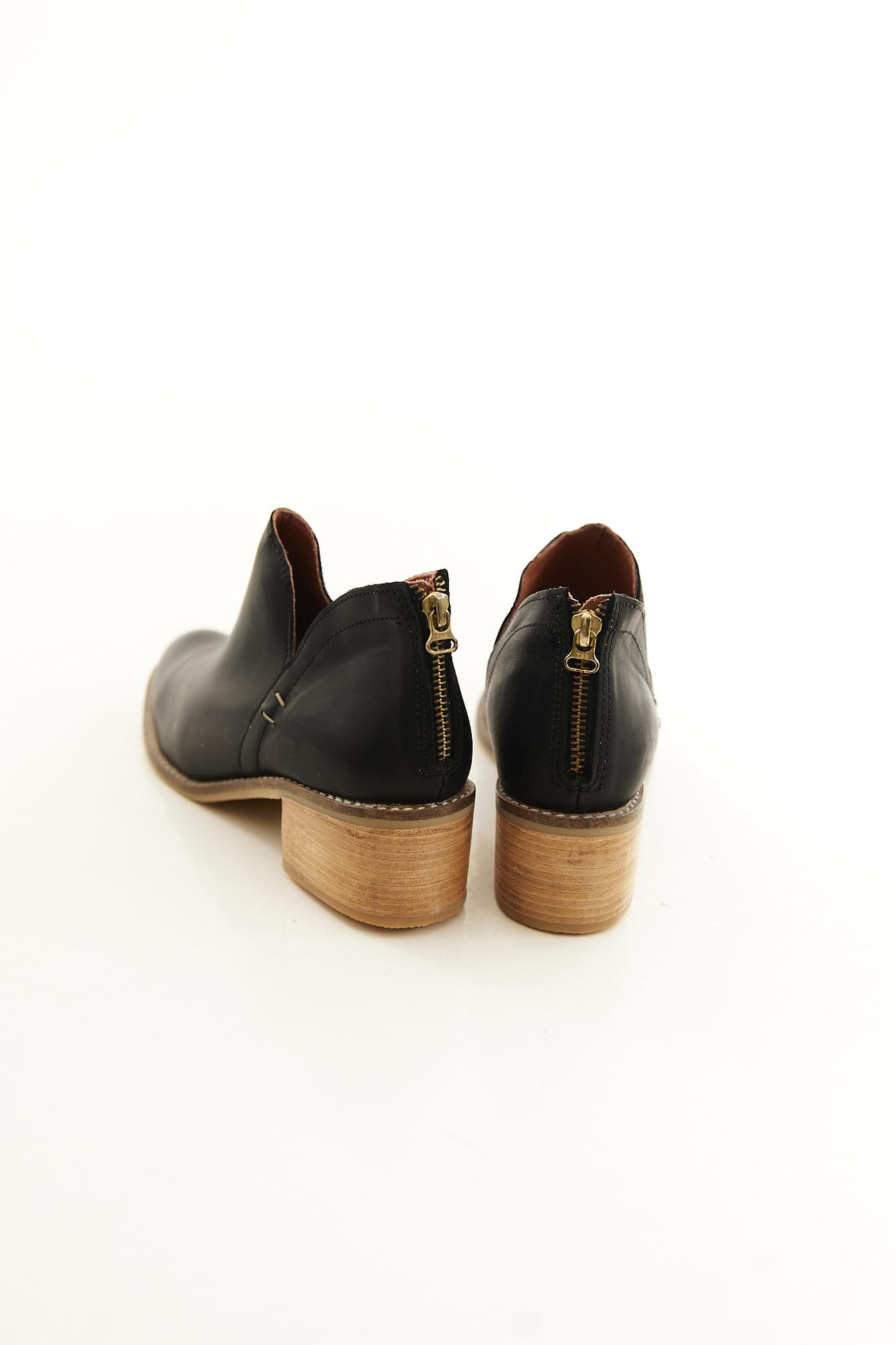 BOTA CORTA C/CIERRE EN TALON 66190301
