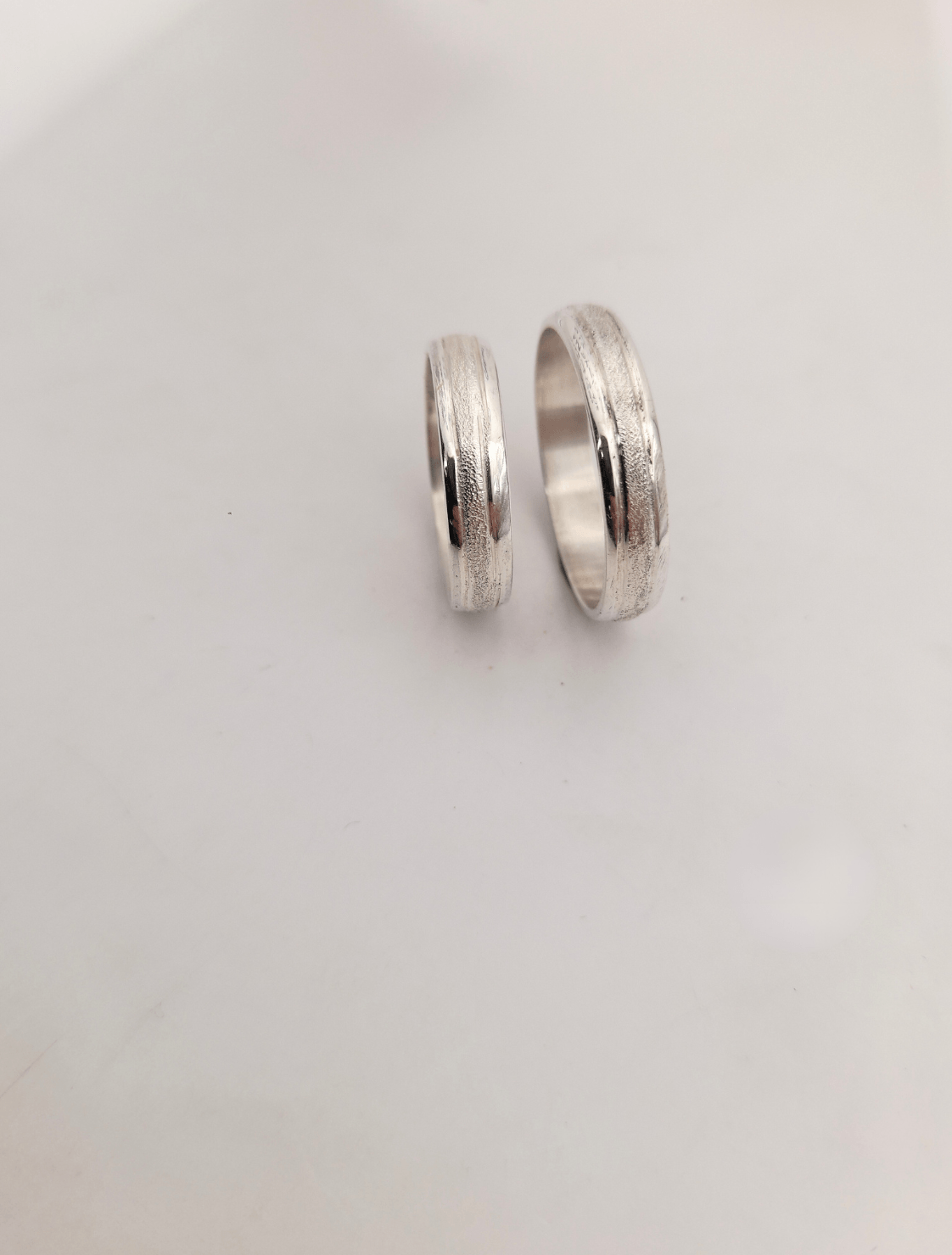 Alianzas de plata 950 con centro diamantado