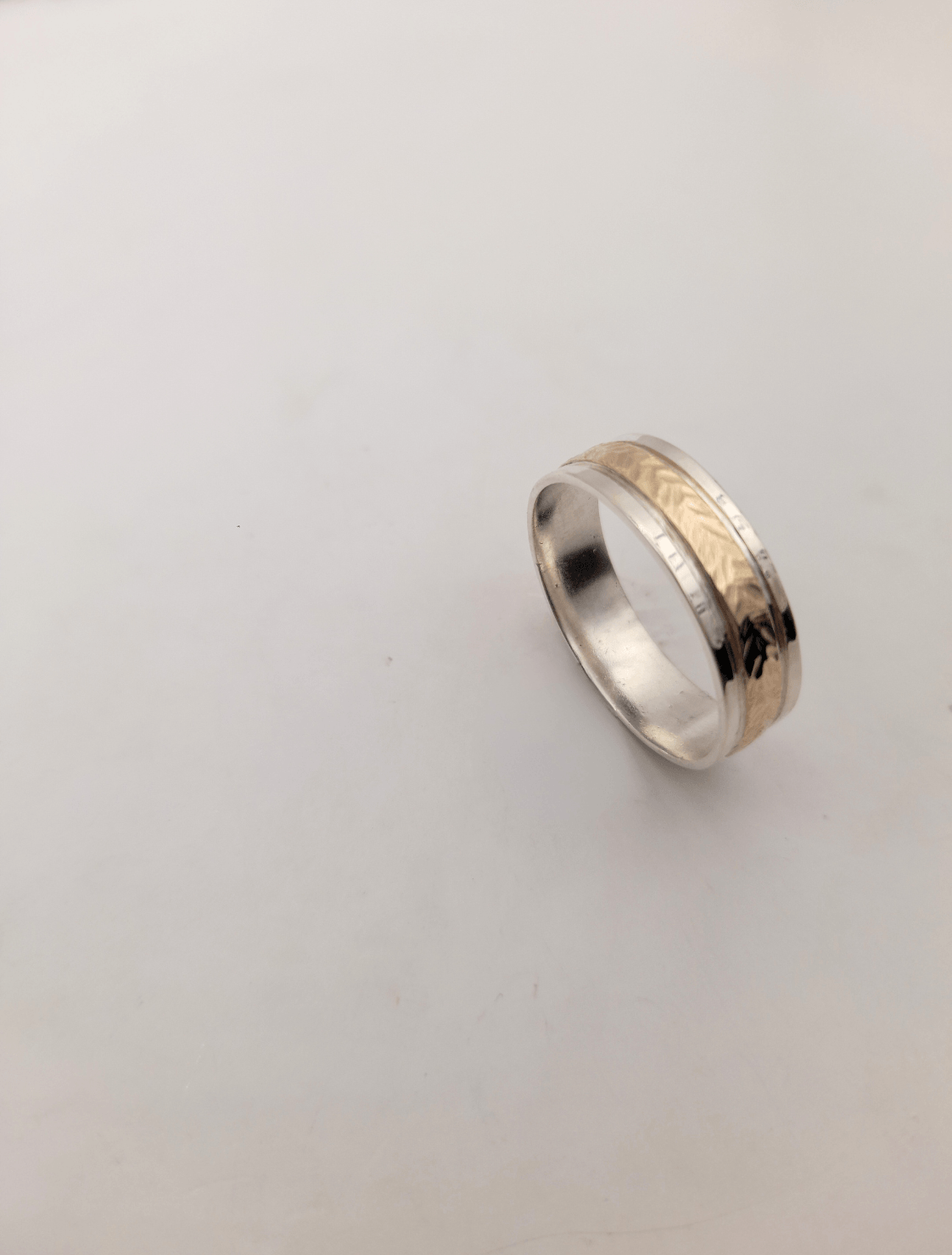 Alianzas con centro de espiga en oro 9K