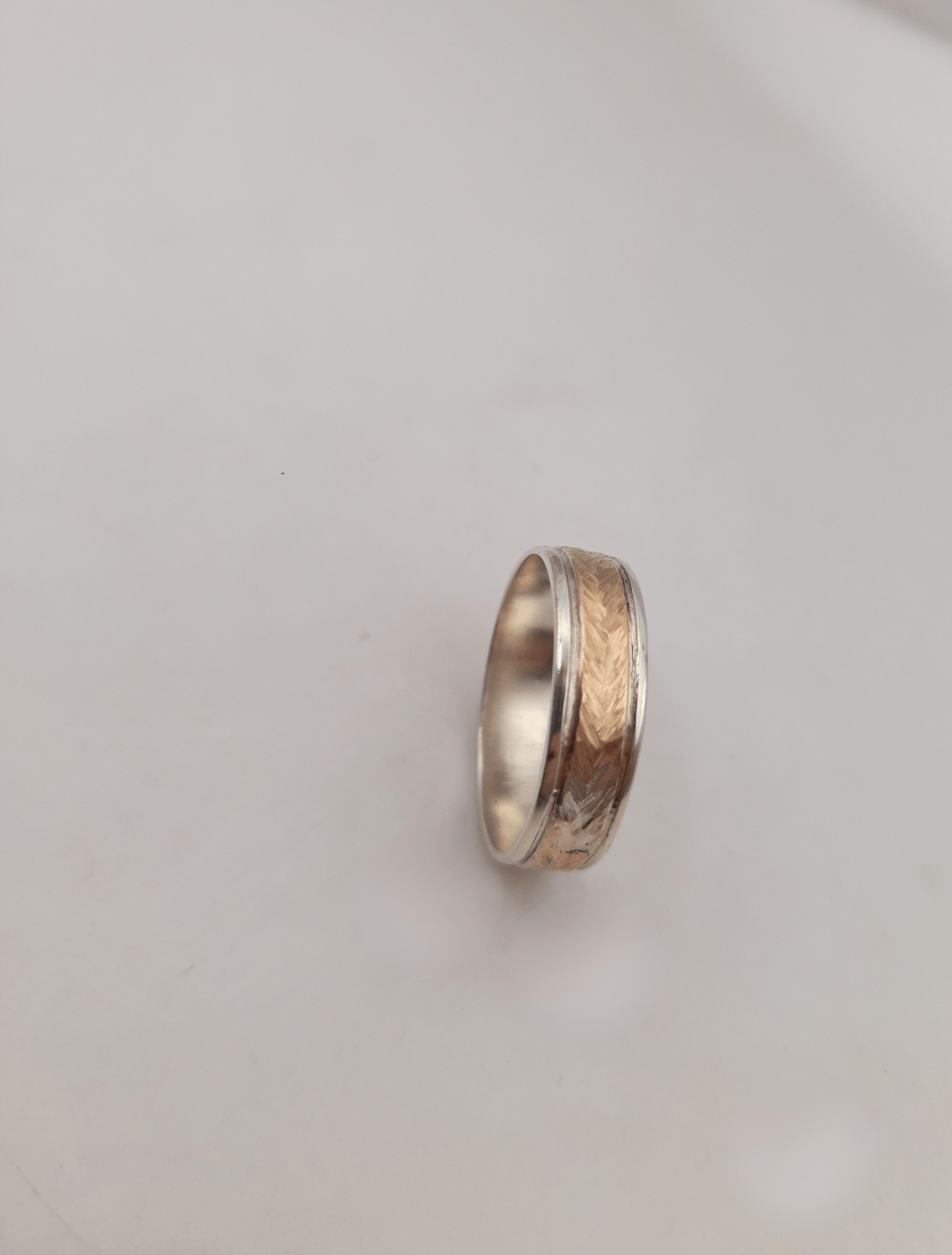 Alianzas con centro espiga en oro 9K