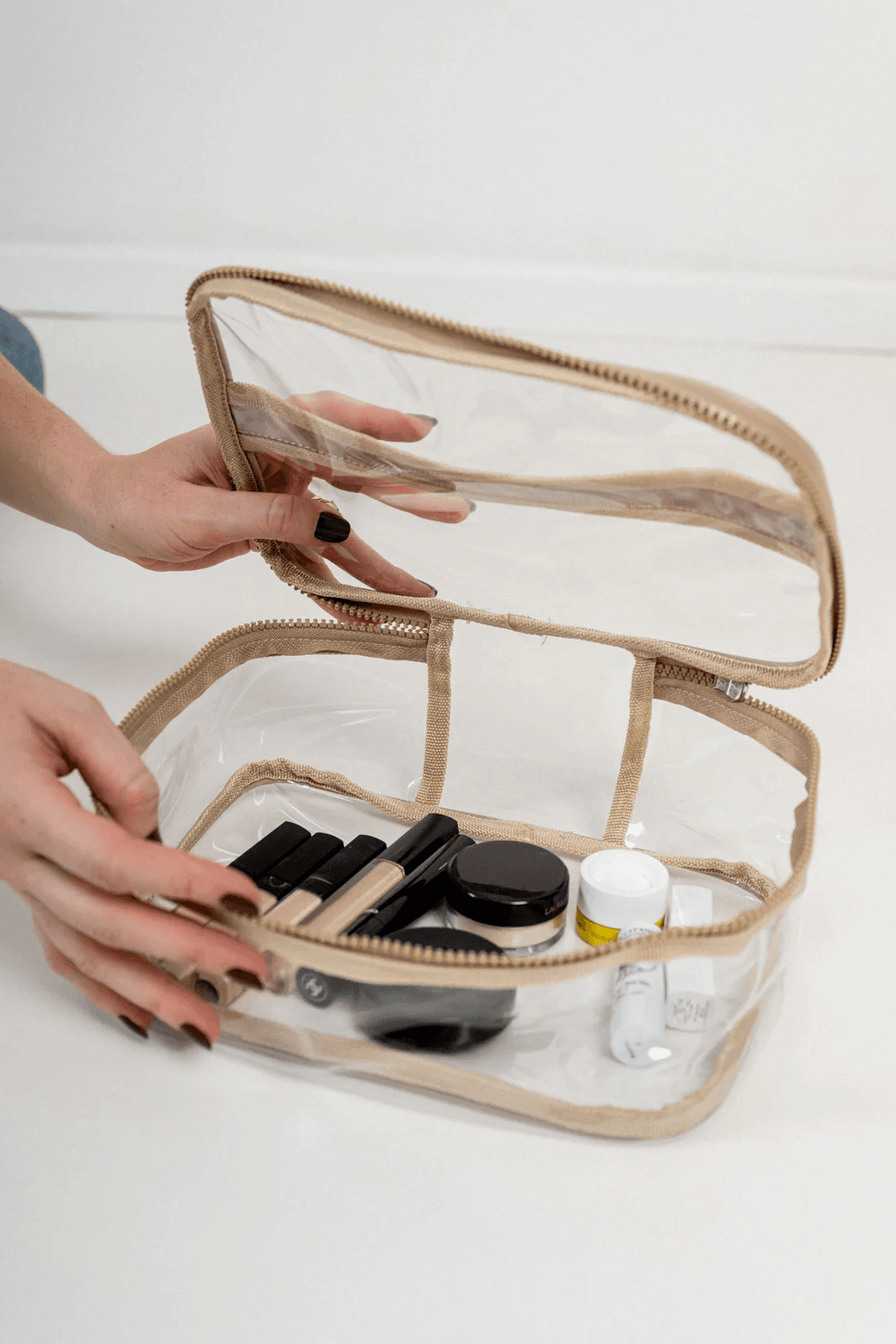 MAKEUP NECESSAIRE